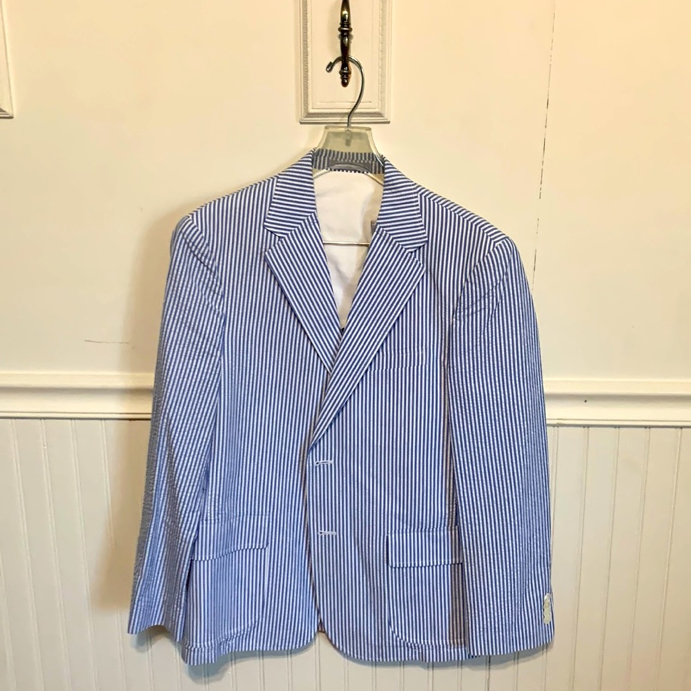 Classic, 2 button, seersucker sport coat.